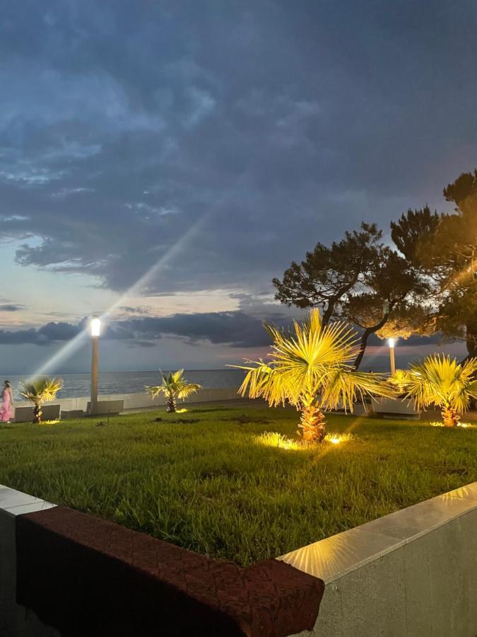 Hotel Chaika Kobuleti Esterno foto